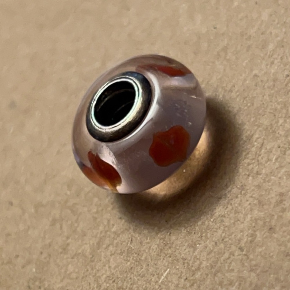 Pandora glass charm with kisses all around